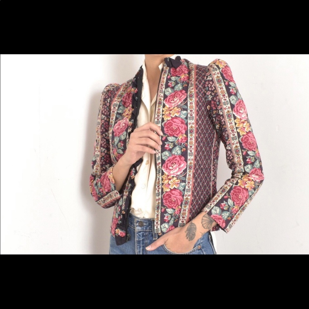 Vintage quilted floral jacket size small.